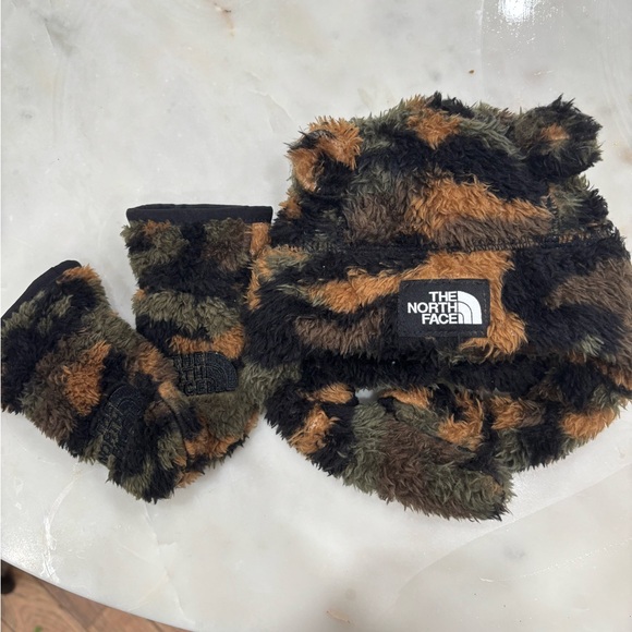 Baby north face hat and gloves - Picture 1 of 3